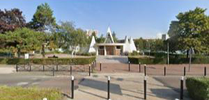 Parvis de l'église Sainte Croix
